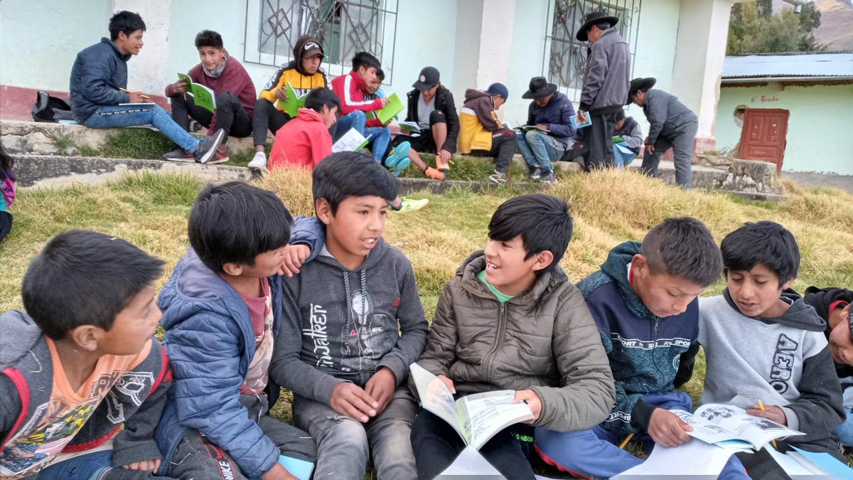 Sihuas Quechua kids reading Scriptures in their language